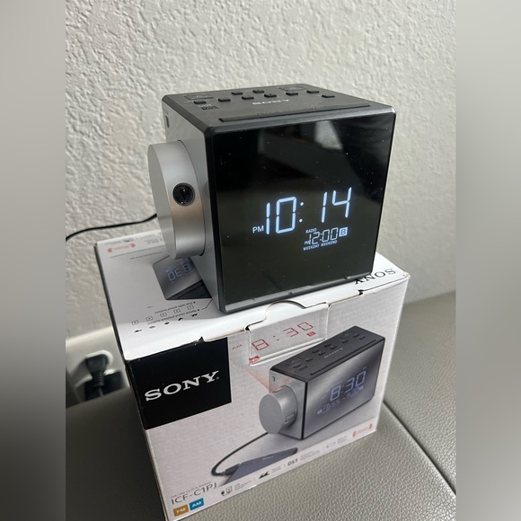 SONY ICF-C1PJ alarm clock radio - Picture 1 of 6